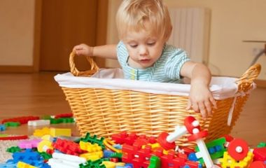 Як привчити дитину прибирати іграшки